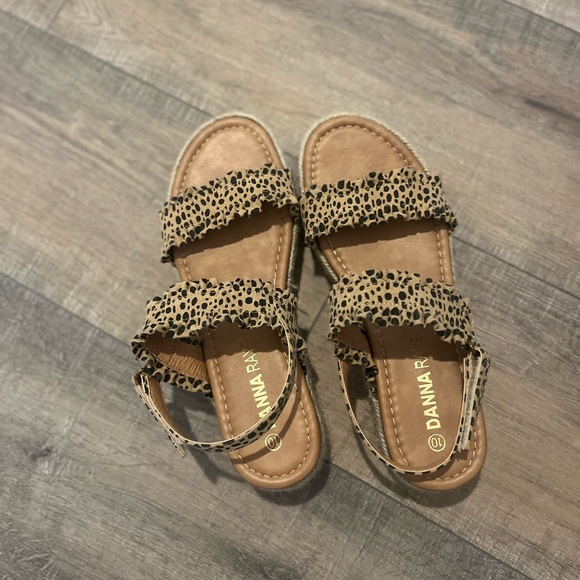 They are a size 9 never worn - Picture 2 of 2